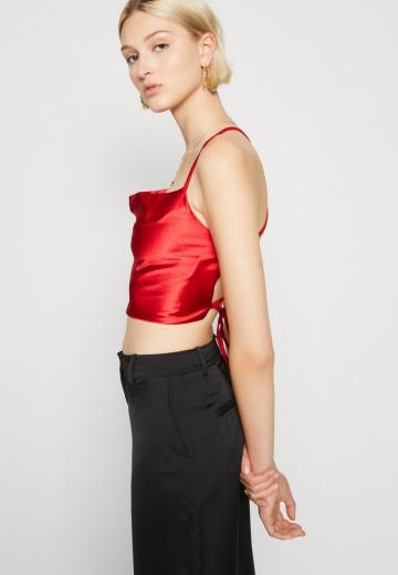 Топ на бретельках