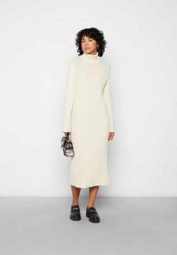 Вязаное платье