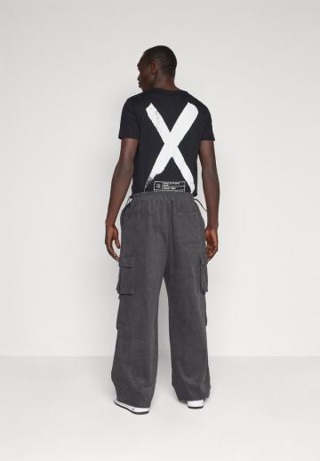 Брюки с накладными карманами