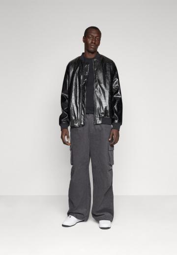 Брюки с накладными карманами