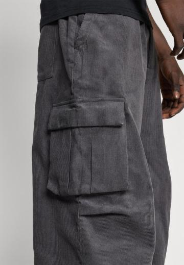 Брюки с накладными карманами