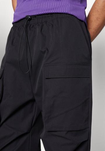 Брюки с накладными карманами