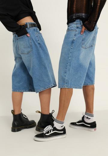 Короткие джинсы