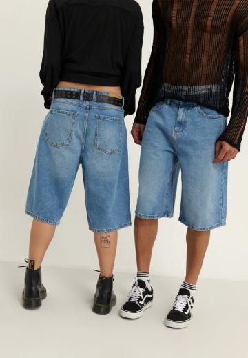 Короткие джинсы
