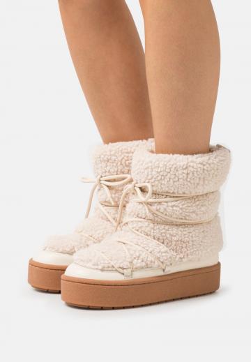 Ботинки на шнуровке