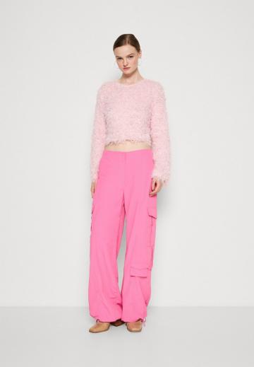 Брюки с накладными карманами