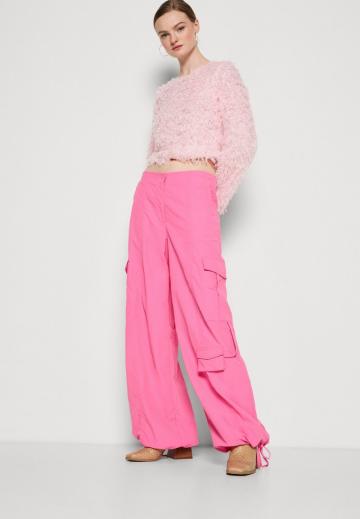 Брюки с накладными карманами