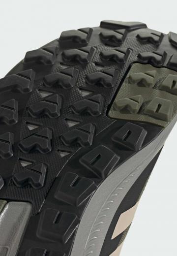 Походные кроссовки