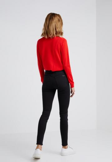 Узкие джинсы