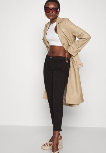 Узкие джинсы