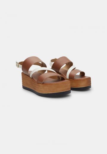 Босоножки на танкетке