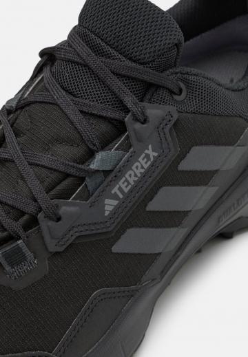 Походные кроссовки