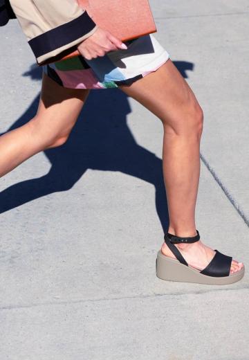 Босоножки на танкетке