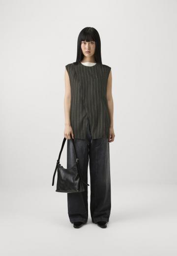 Длинный жилет