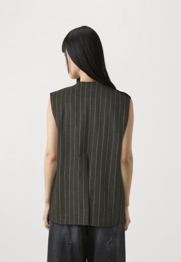 Длинный жилет