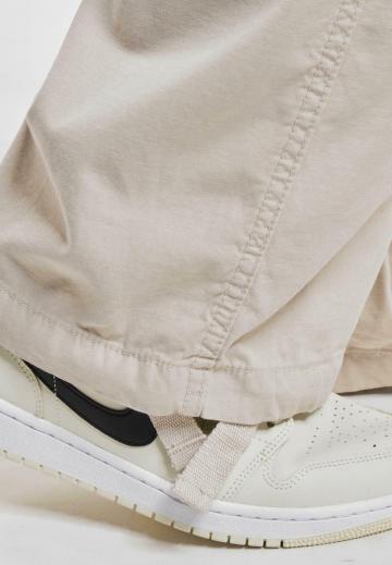 Брюки с накладными карманами