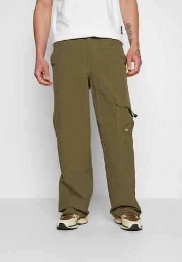 Брюки с накладными карманами