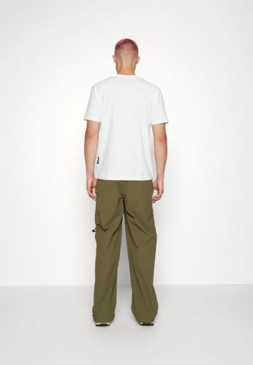 Брюки с накладными карманами