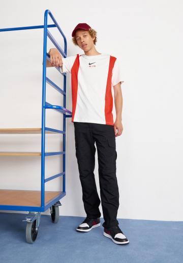 Брюки с накладными карманами