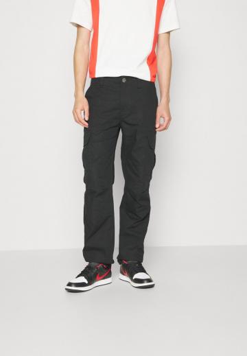 Брюки с накладными карманами