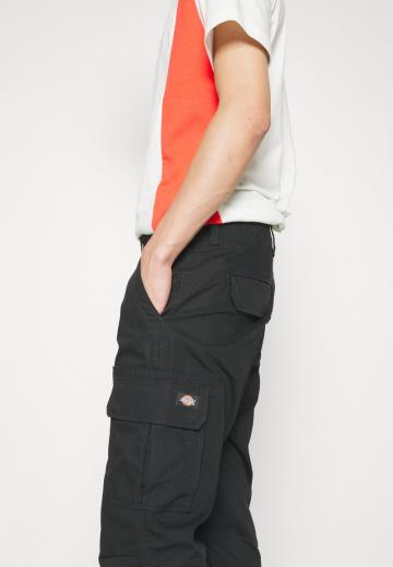 Брюки с накладными карманами