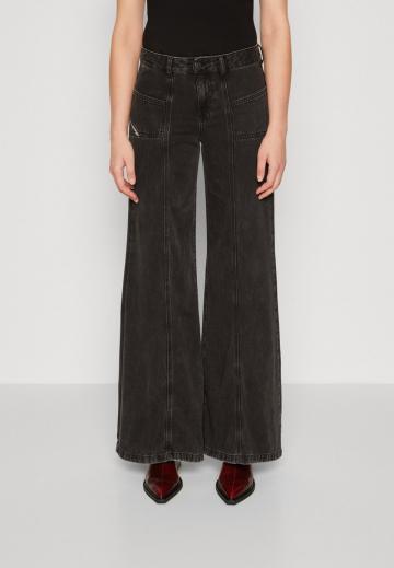 Клешеные джинсы