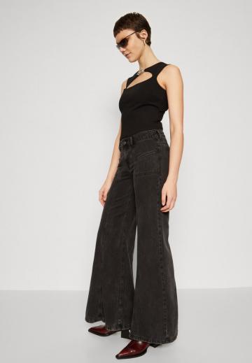 Клешеные джинсы