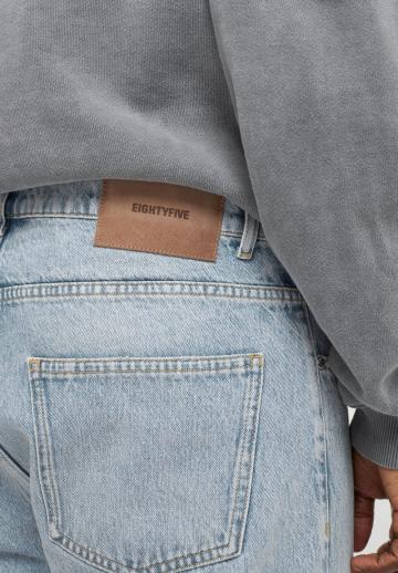 Прямые джинсы