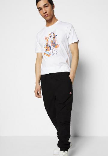 Брюки с накладными карманами