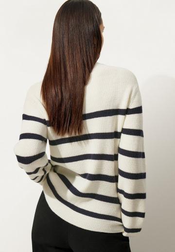Пуловер в полоску