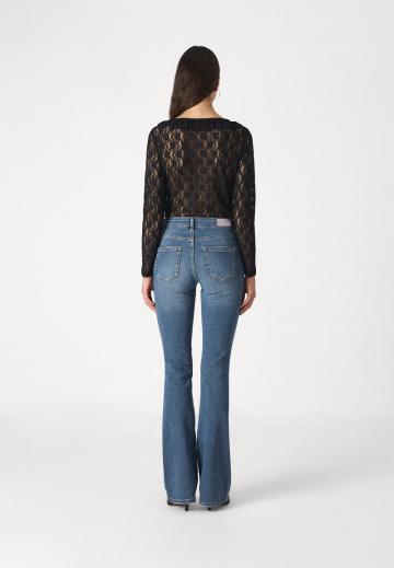 Клешеные джинсы