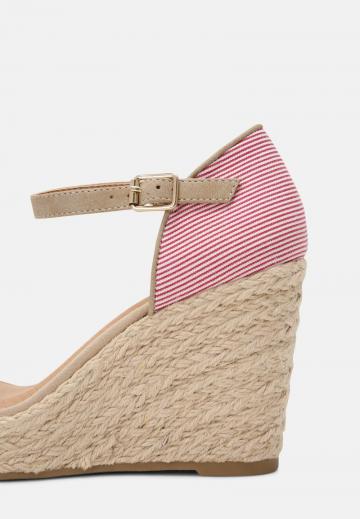 Босоножки на танкетке