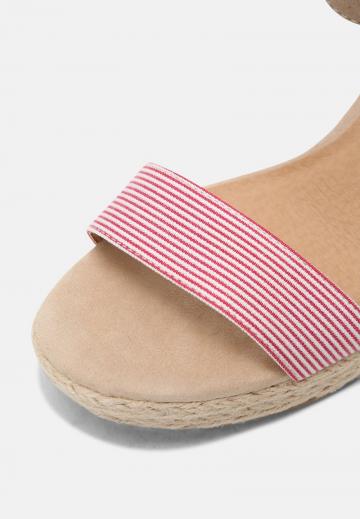 Босоножки на танкетке