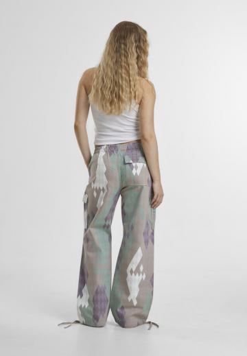 Брюки с накладными карманами