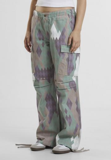 Брюки с накладными карманами