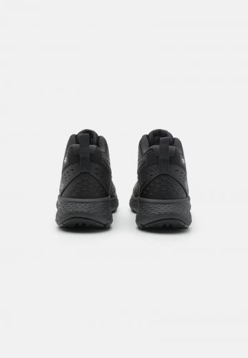 Походные кроссовки