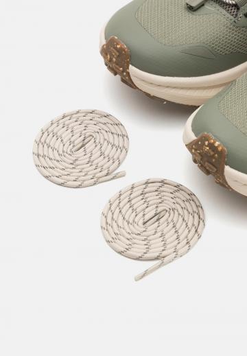 Походные кроссовки