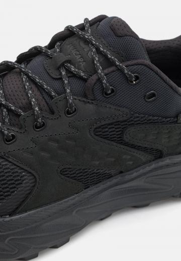 Походные кроссовки