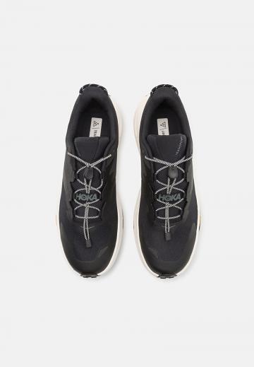 Походные кроссовки