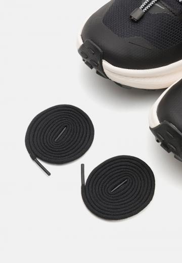 Походные кроссовки