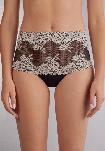 Трусы на бедрах