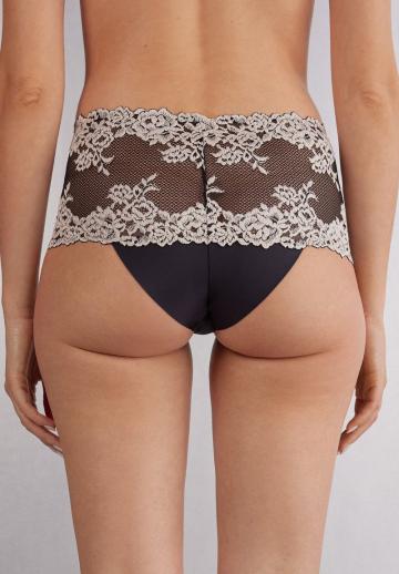 Трусы на бедрах