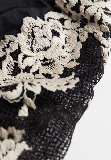 Трусы на бедрах