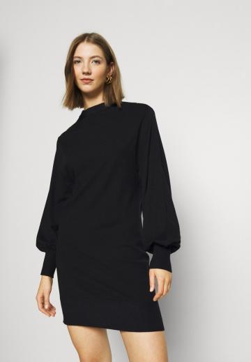 Вязаное платье