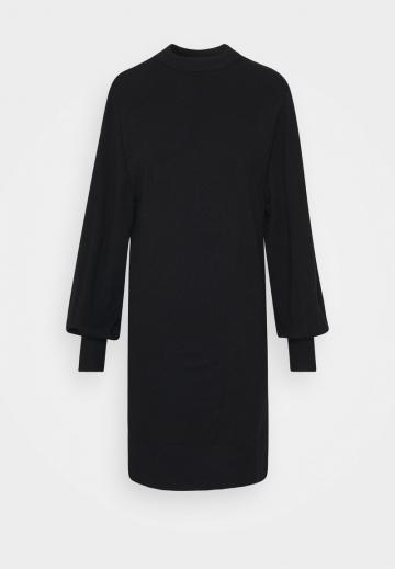 Вязаное платье