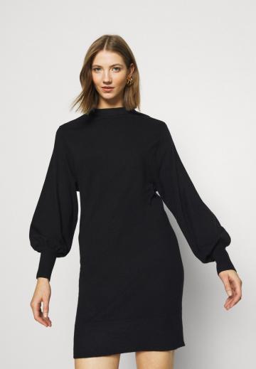 Вязаное платье