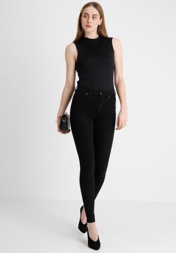 Узкие джинсы