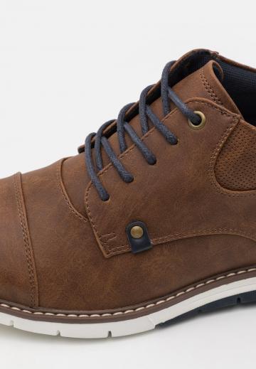 Ботинки на шнуровке