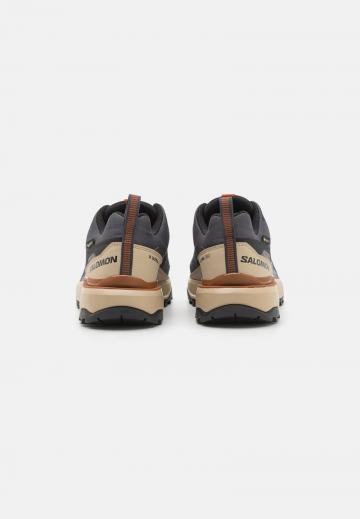 Походные кроссовки