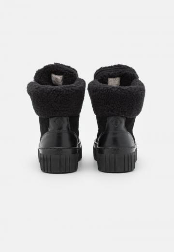 Ботинки на шнуровке